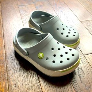 Crocs Boys Size 1 Gray/white/neon green